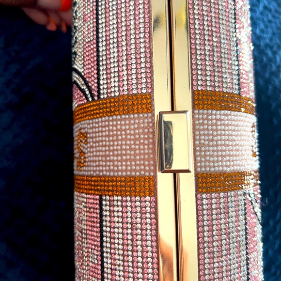 Fancy diverse purse or clutch. Wear it either way. EXCELLENT CONDITION - Picture 6 of 8